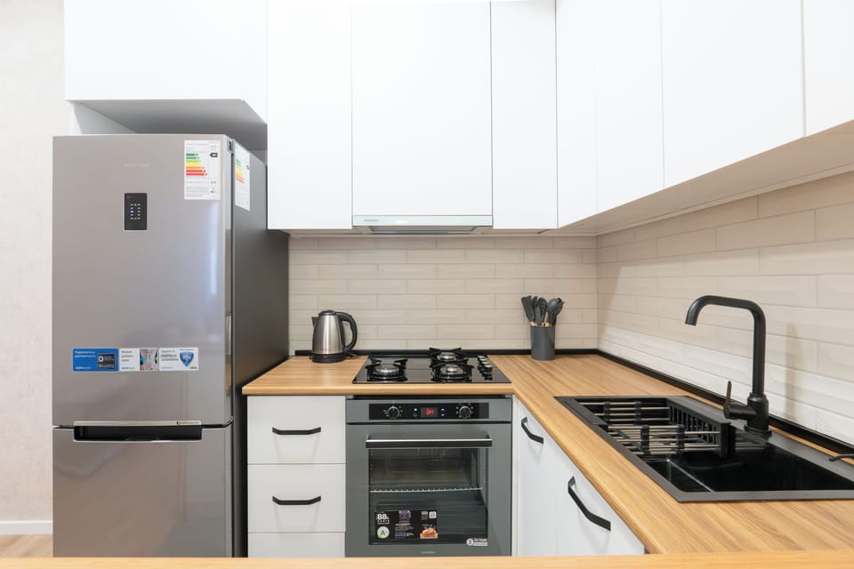Deluxe Apartment, Balcony, City View | Private kitchen | Electric kettle