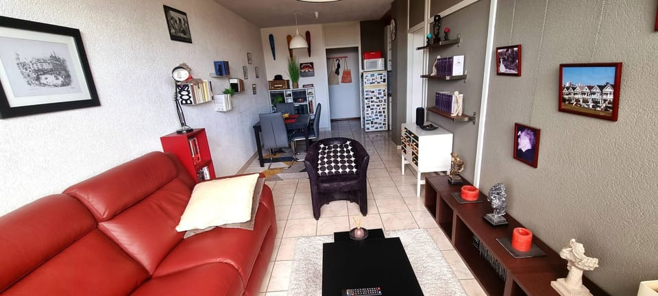 Apartment, 1 Bedroom | Living room | Books