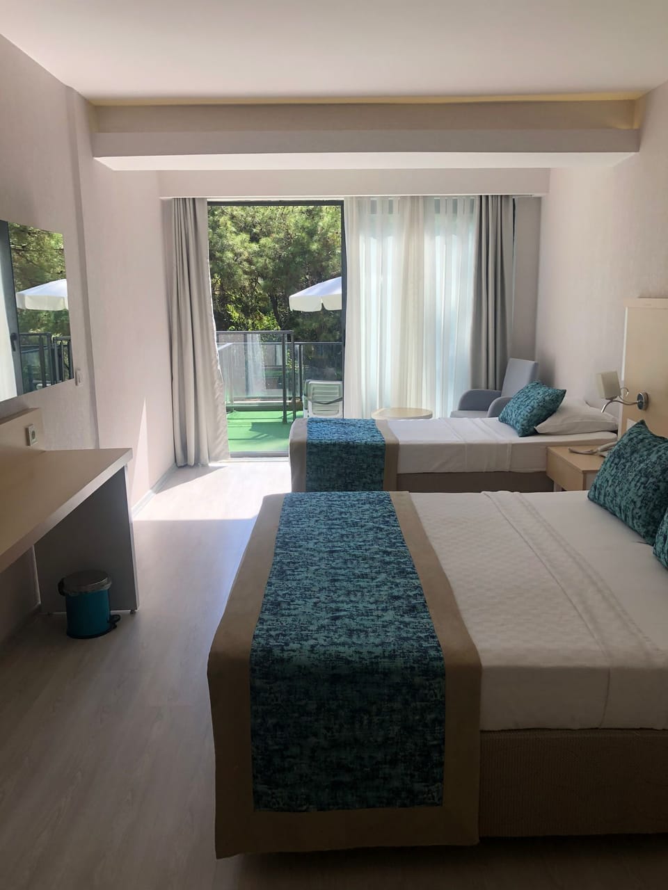 Free minibar, in-room safe, free WiFi, bed sheets