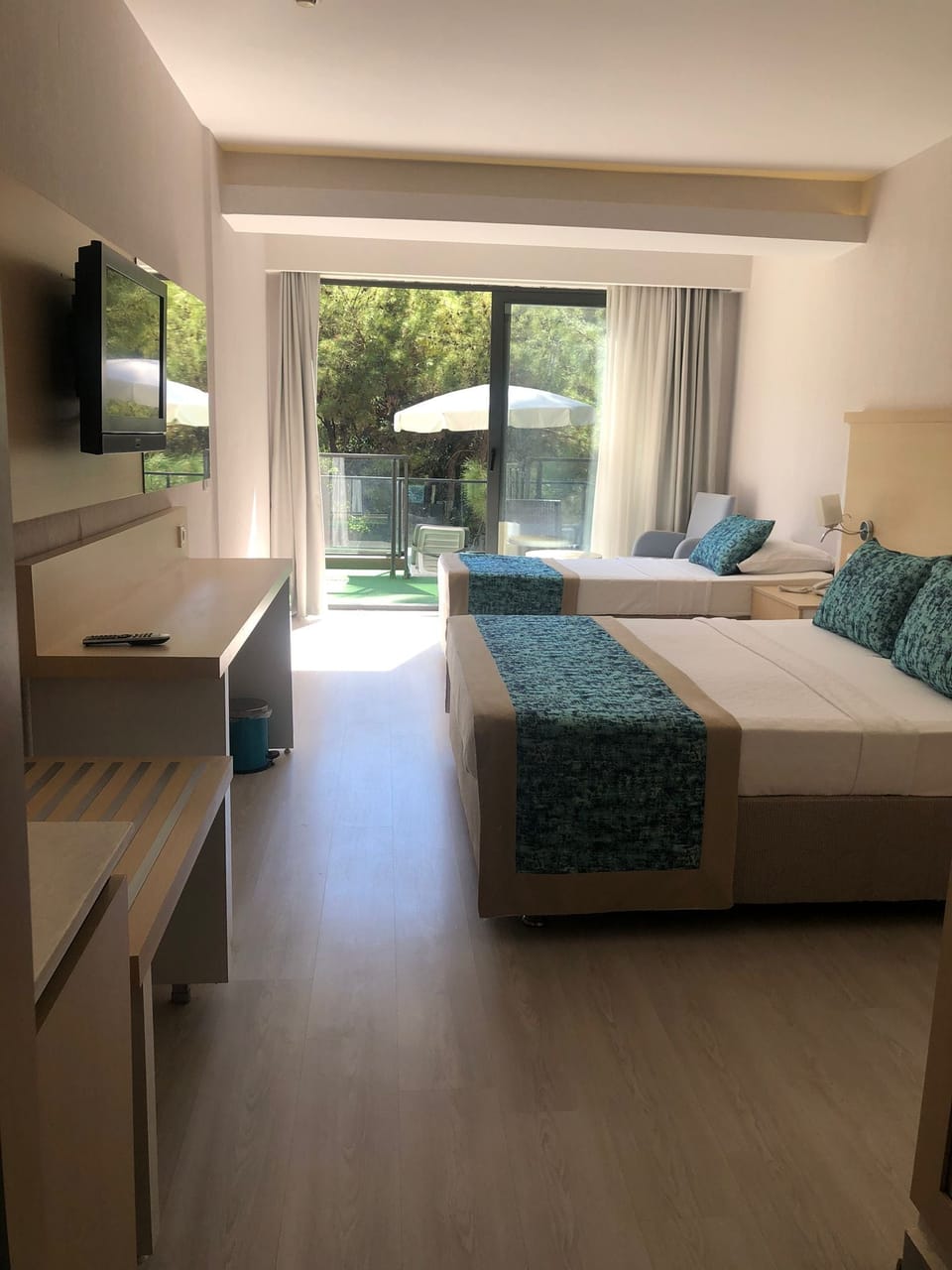 Free minibar, in-room safe, free WiFi, bed sheets