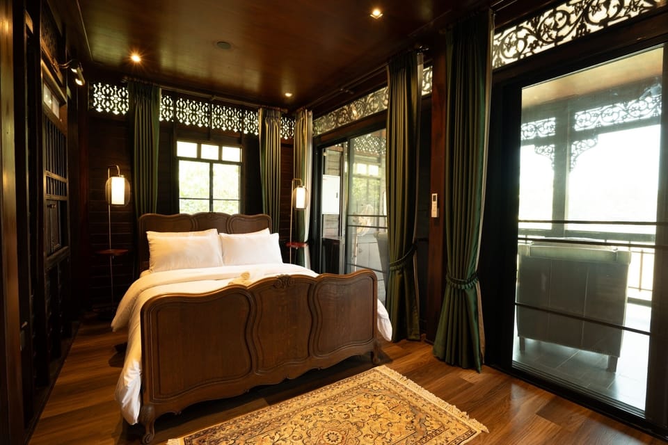 Premium bedding, laptop workspace, blackout drapes, WiFi (free)