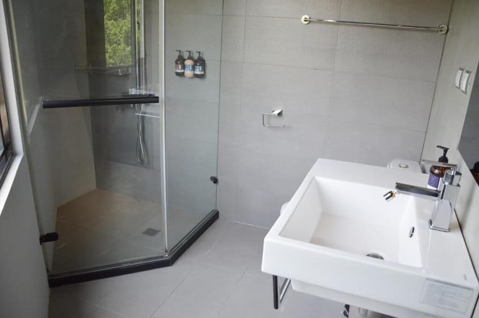 Deluxe Double Room, City View | Bathroom | Shower, hair dryer, slippers, towels