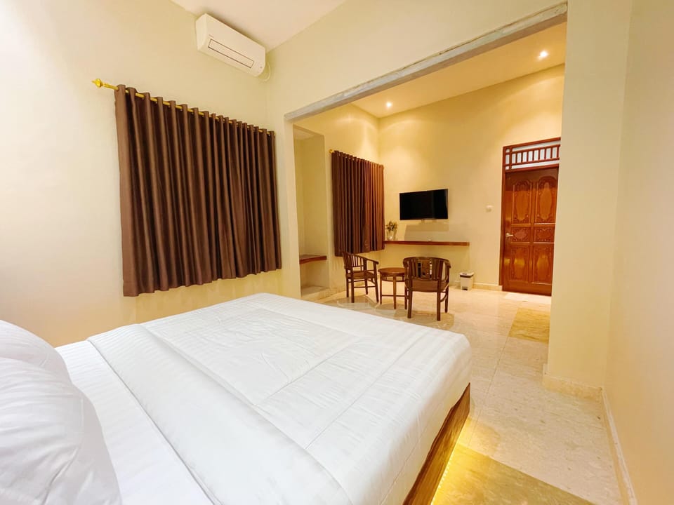 Executive Double Room | Desk, blackout drapes, soundproofing, iron/ironing board