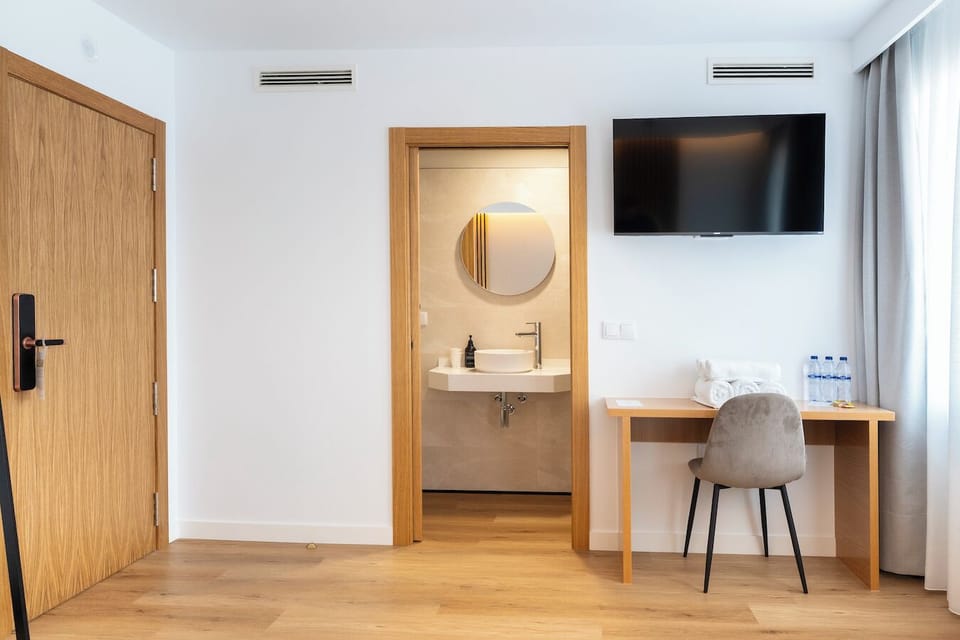 Deluxe Triple Room, City View | Interior