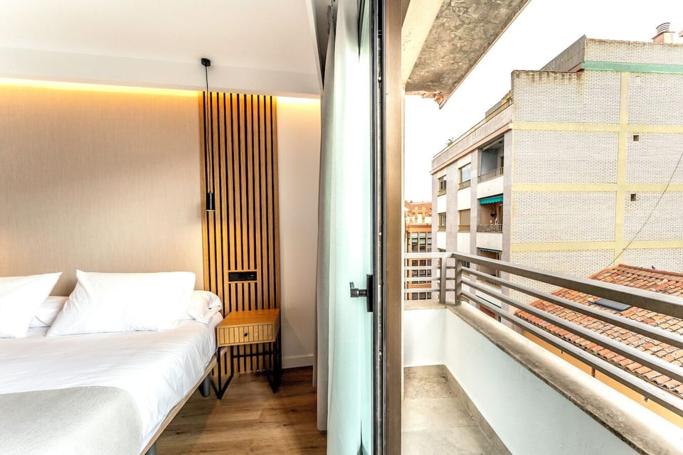 Deluxe Room, 1 King Bed, City View | Desk, laptop workspace, soundproofing, free WiFi