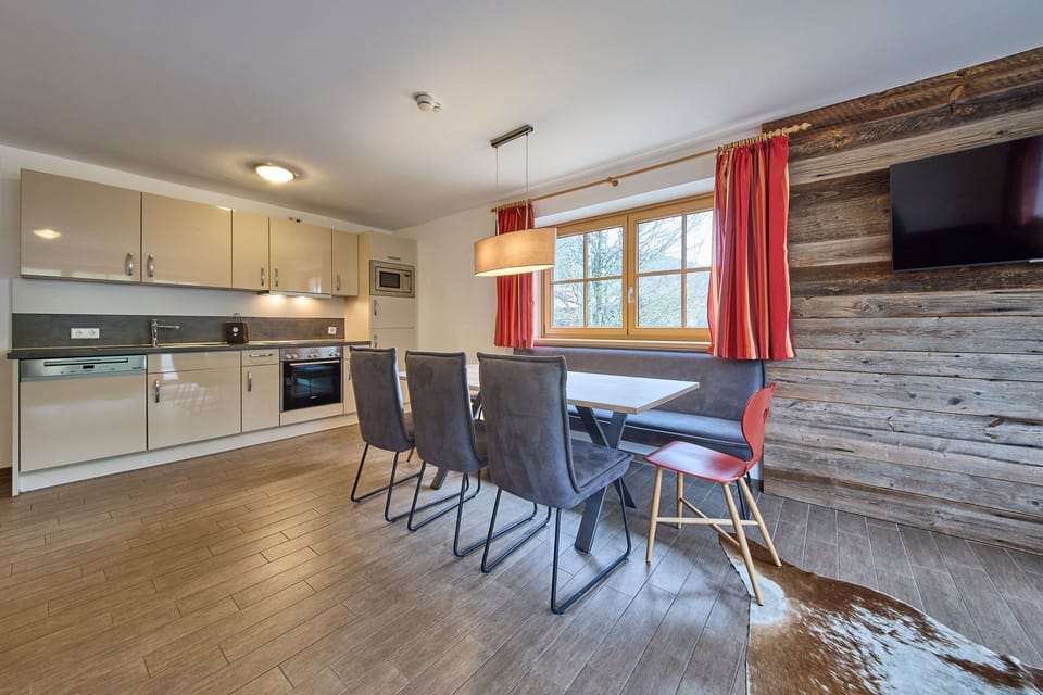 Comfort Apartment, 2 Bedrooms, Mountain View | In-room dining