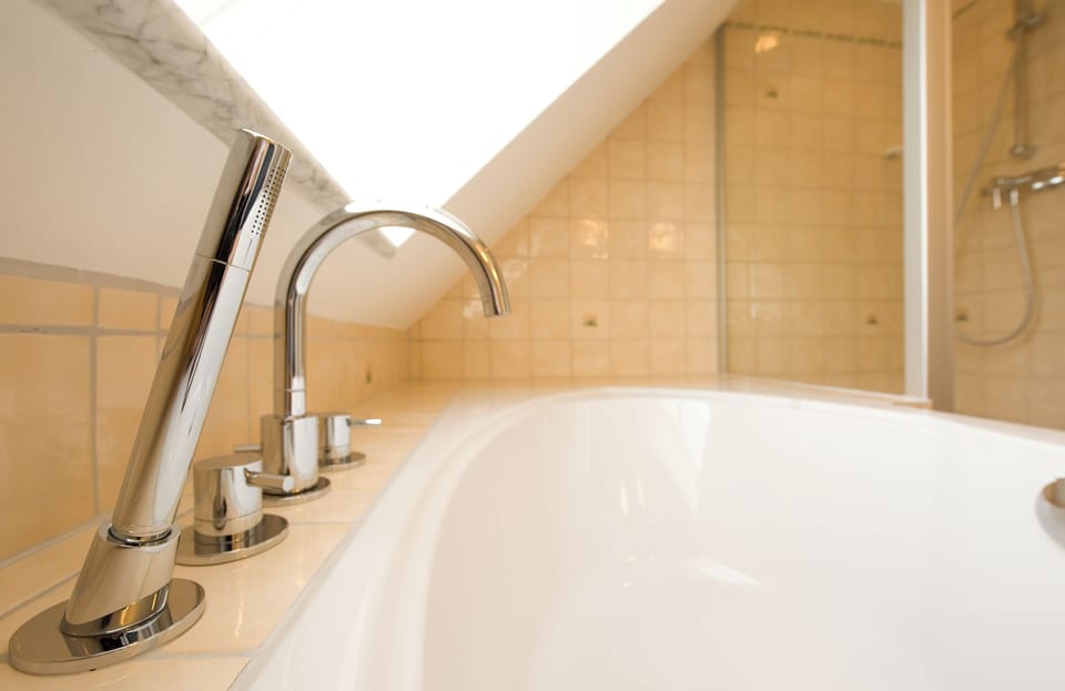 Comfort Double Room, Garden View | Bathroom | Hair dryer, towels, soap, shampoo