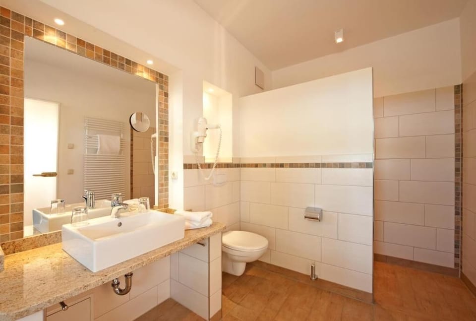 Superior Double Room, Garden View | Bathroom | Hair dryer, towels, soap, shampoo