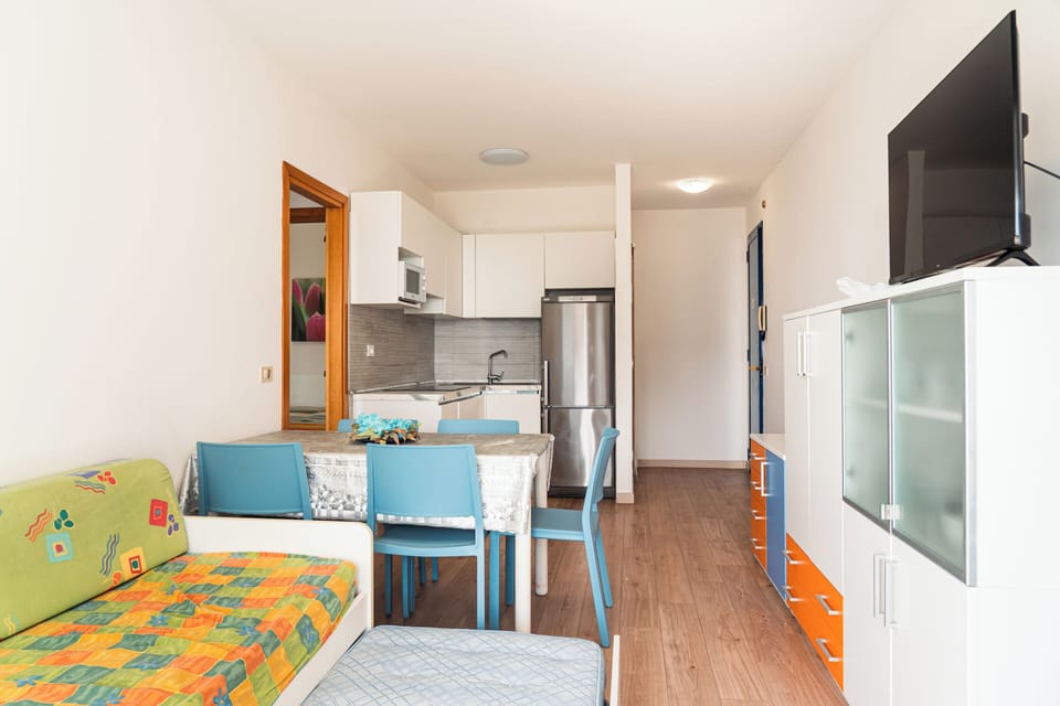 Apartment, 2 Bedrooms, Balcony, Ocean View | Living room