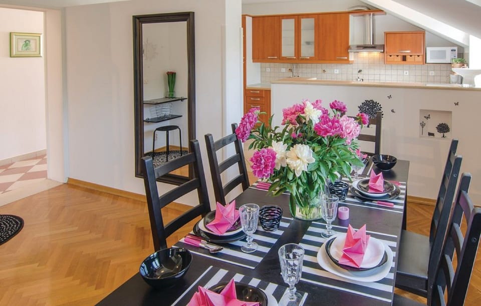 Apartment (Three Bedroom Apartment with Pool) | Dining room