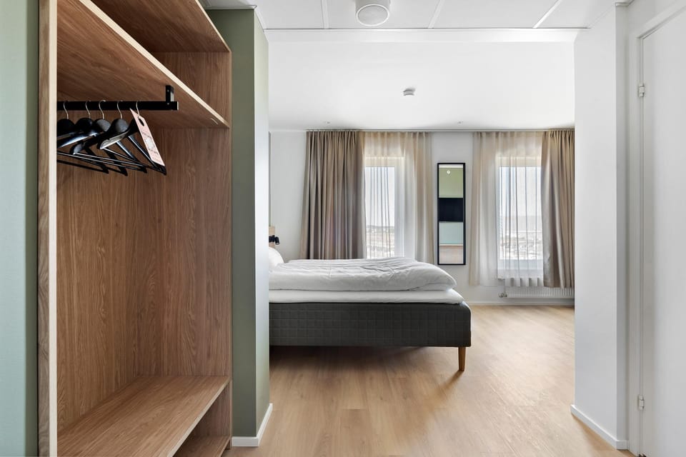 Desk, soundproofing, cribs/infant beds, rollaway beds