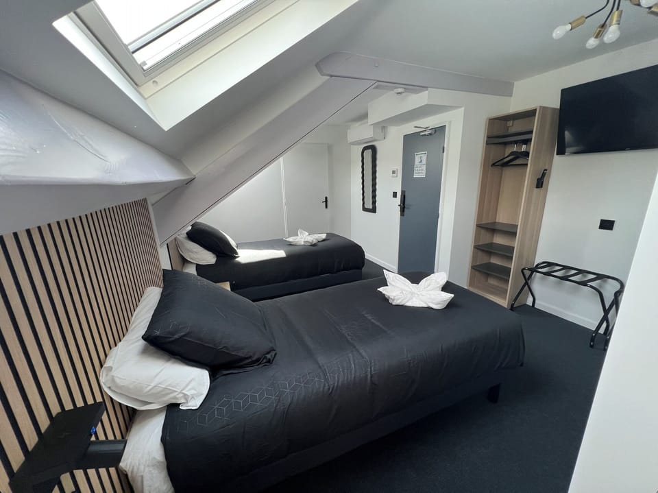 Superior Twin Room | Desk, laptop workspace, soundproofing, free WiFi