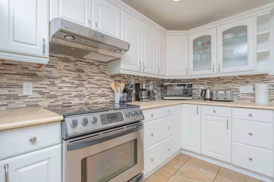 Full-size fridge, microwave, oven, stovetop