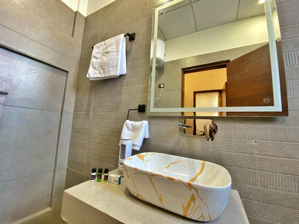 Premium Double Room, Balcony, City View | Bathroom | Shower, rainfall showerhead, free toiletries, bidet