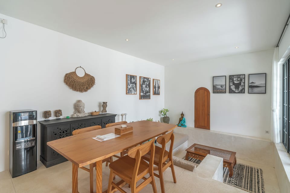 Deluxe Villa, 2 Bedrooms | Dining room