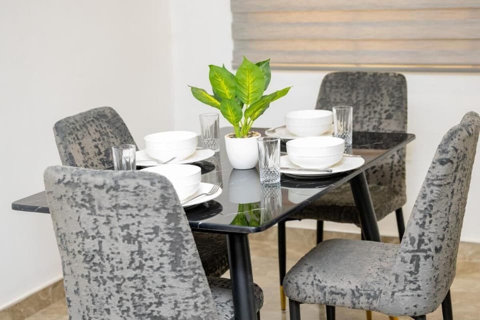 Apartment, 2 Bedrooms, Balcony, Pool View | Dining room