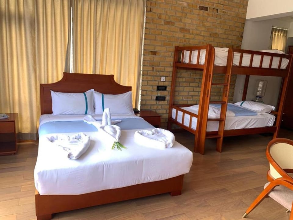 Family Room | Desk, free WiFi, bed sheets