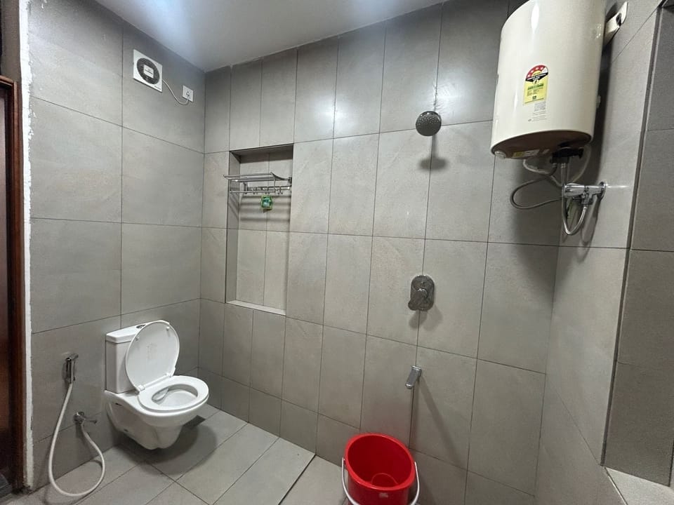 Shower, rainfall showerhead, free toiletries, towels