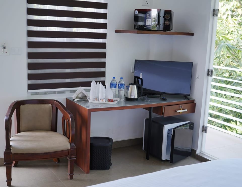 Deluxe Double Room, Balcony, Garden View | Laptop workspace, soundproofing