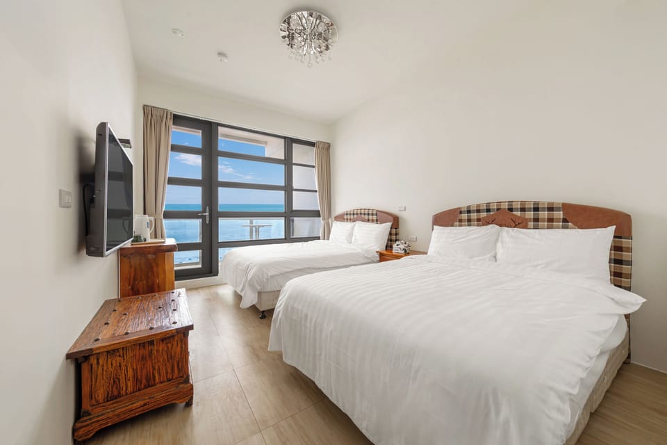 Quadruple Room with Sea View and Balcony | Free WiFi, bed sheets