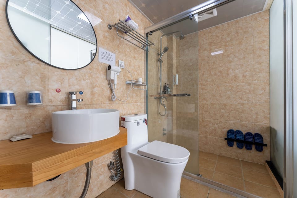 Elite Double Room | Bathroom | Shower, free toiletries, hair dryer, towels