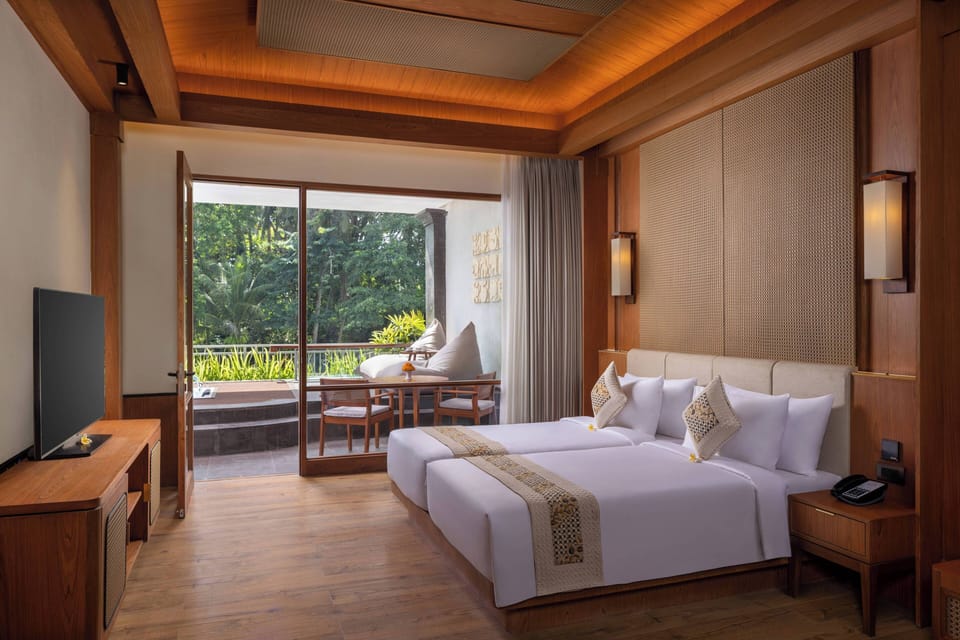 Premium Suite Room with Private Jacuzzi | Memory foam beds, minibar, in-room safe, desk