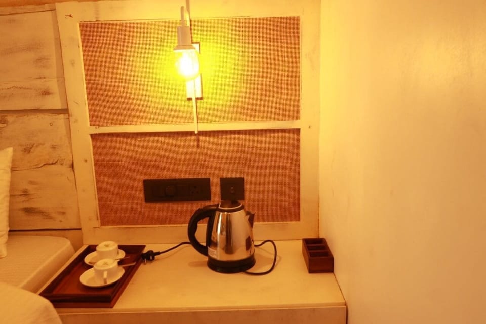 Double Room, 1 Queen Bed, Balcony, Mountain View | Individually furnished, desk, bed sheets