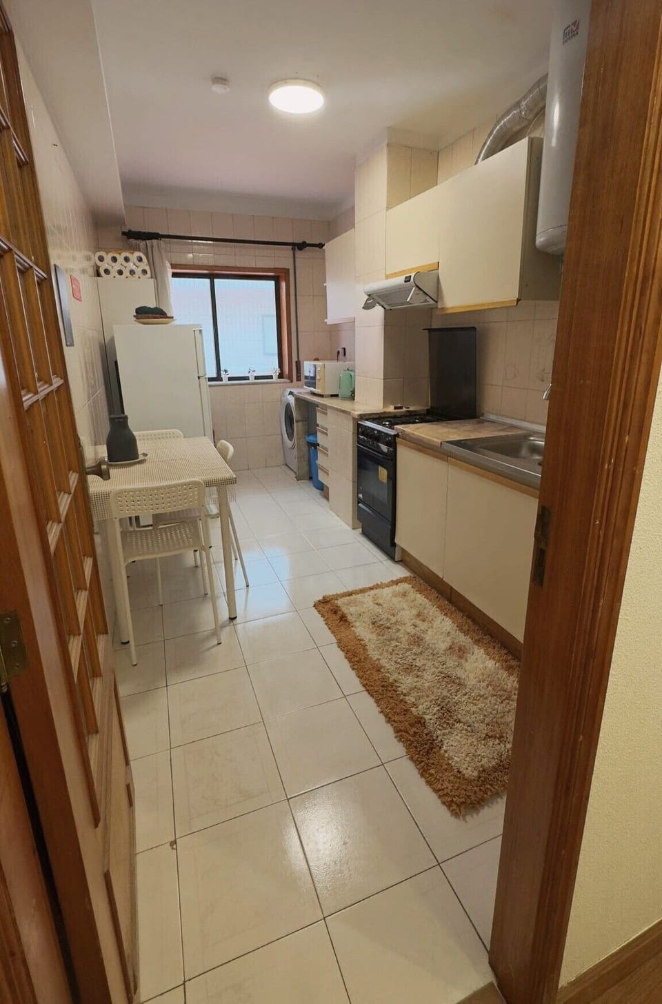 Full-size fridge, microwave, oven, stovetop