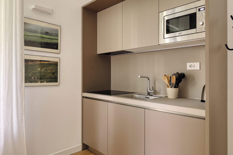 Studio | Private kitchen | Electric kettle, dining tables