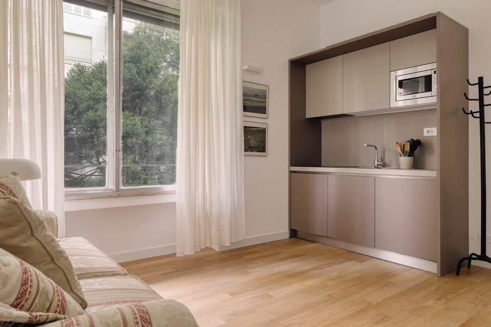 Studio | Private kitchen | Electric kettle, dining tables