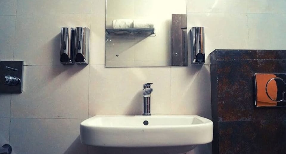 Basic Room | Bathroom | Shower, towels, soap, shampoo