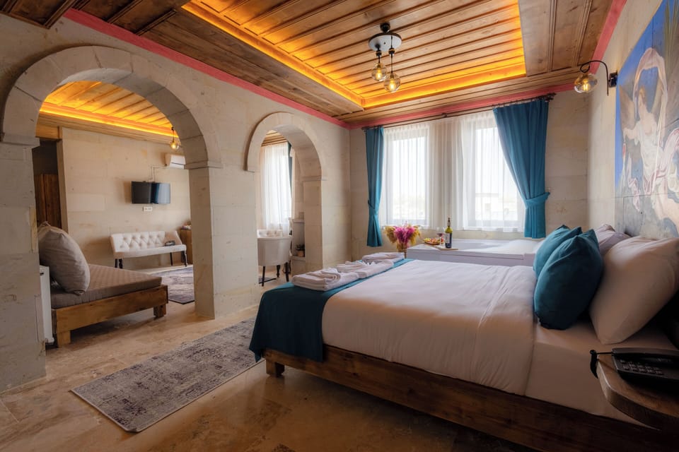 King Suite Room | Hypo-allergenic bedding, minibar, individually decorated