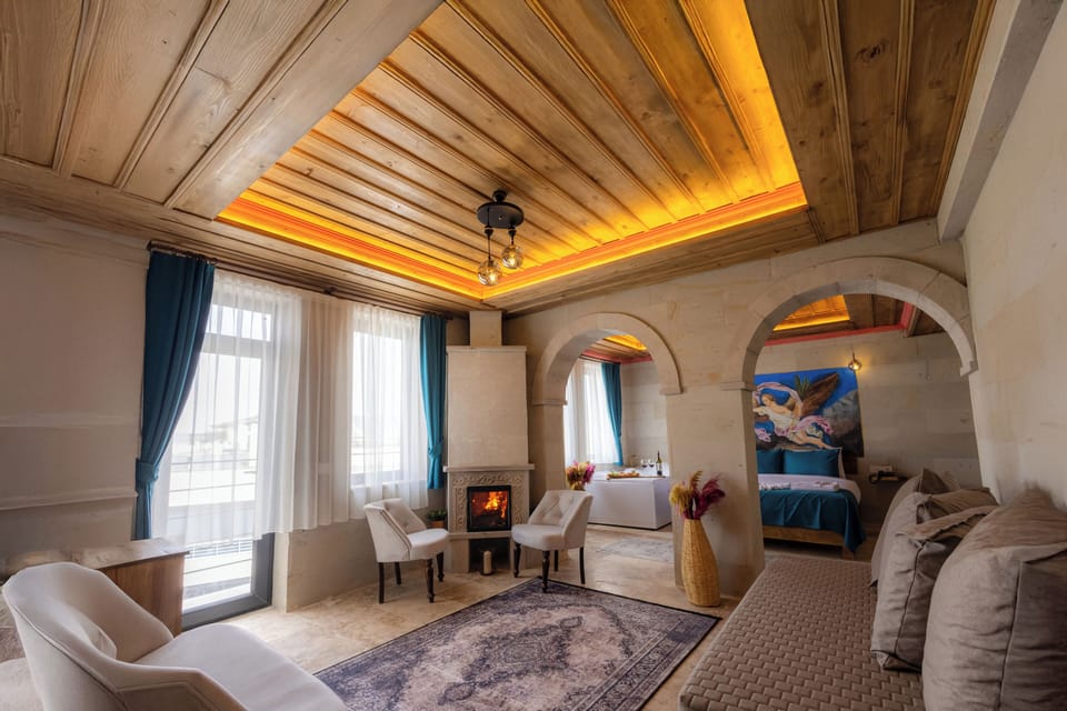 King Suite Room | Hypo-allergenic bedding, minibar, individually decorated
