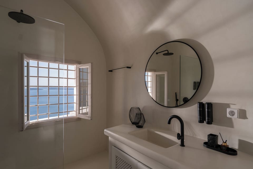 Superior Suite, Jetted Tub, Sea View | Bathroom | Slippers, towels, soap, shampoo
