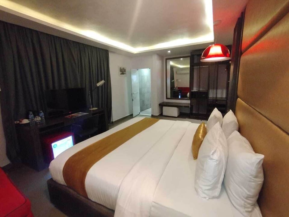 Luxury Studio, City View | In-room safe, desk, blackout drapes, free WiFi