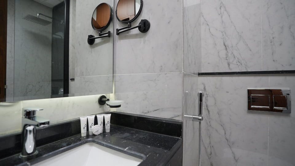 Bidet, towels