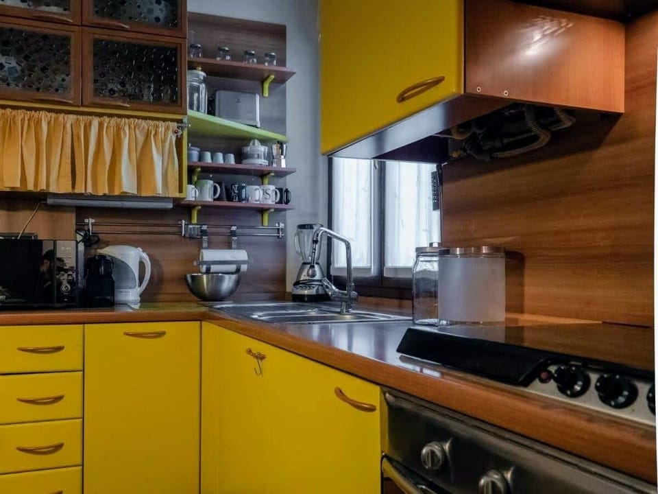 Full-size fridge, microwave, oven, stovetop