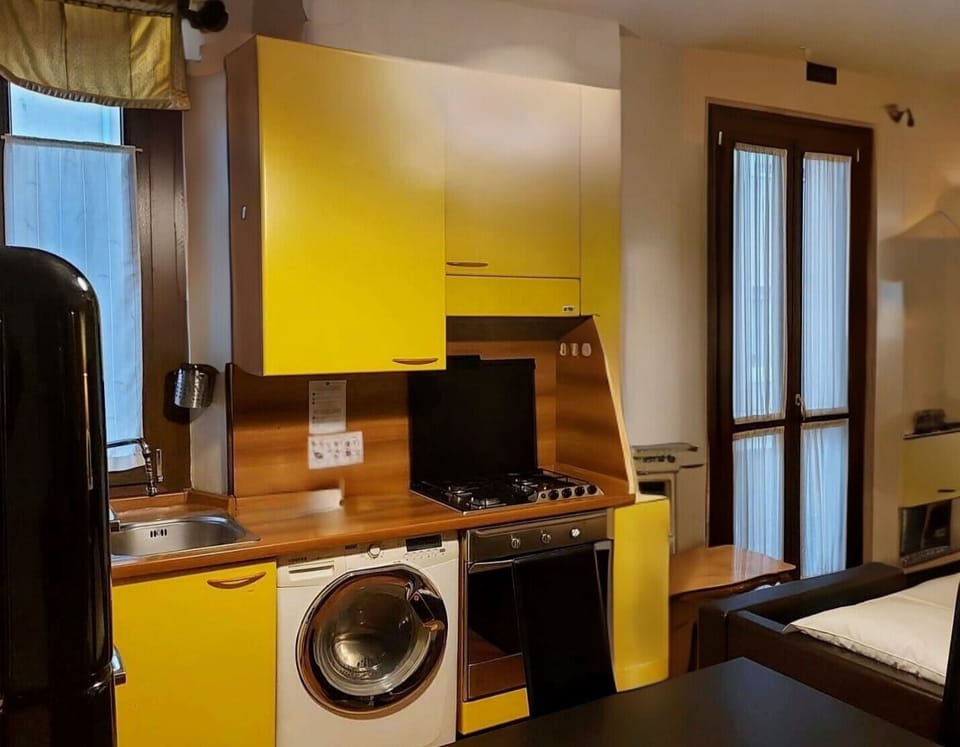 Full-size fridge, microwave, oven, stovetop