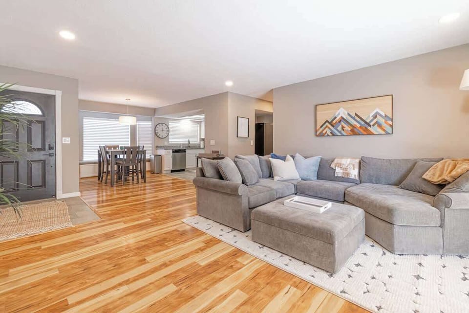 House, Multiple Beds, Patio, Mountain View (Columbus) | Living area | 40-inch TV with digital channels