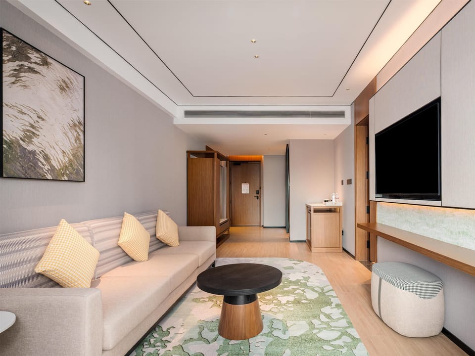 Deluxe Suite, 1 King Bed | Living area