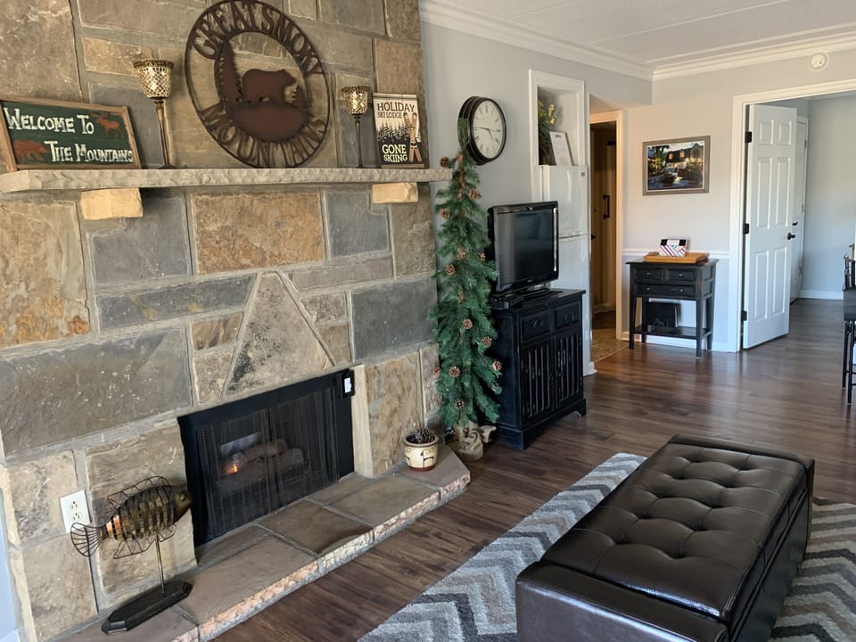 Condo, 2 Bedrooms (512) | Living area | TV, fireplace