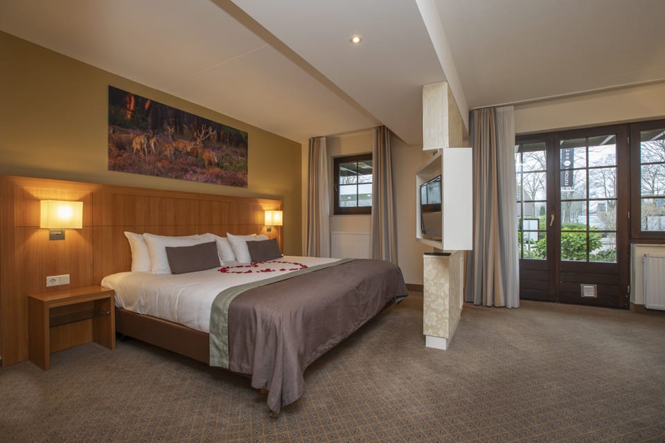 Suite | In-room safe, desk, blackout drapes, free WiFi