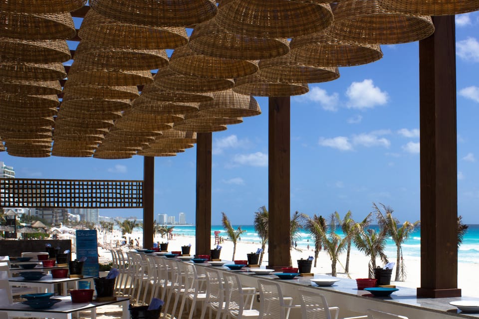 8 restaurants; breakfast, lunch, and dinner served
