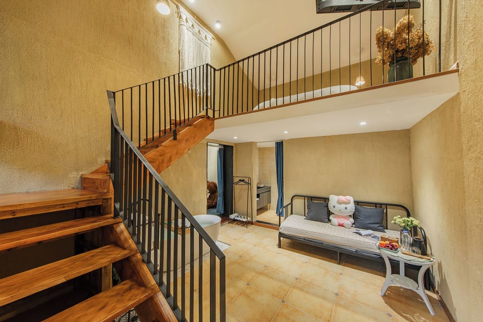 Romantic Cabin, Hill View | Laptop workspace, free WiFi, bed sheets