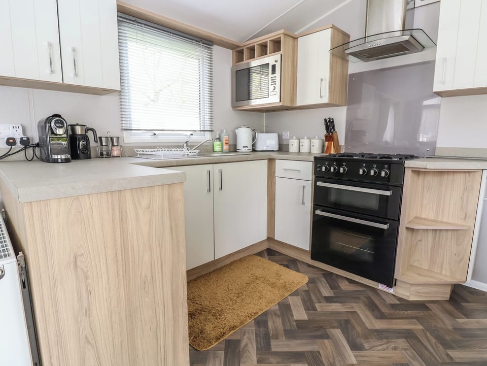 Fridge, cookware/dishes/utensils