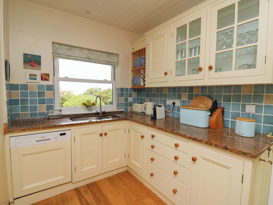 Fridge, dishwasher, cookware/dishes/utensils
