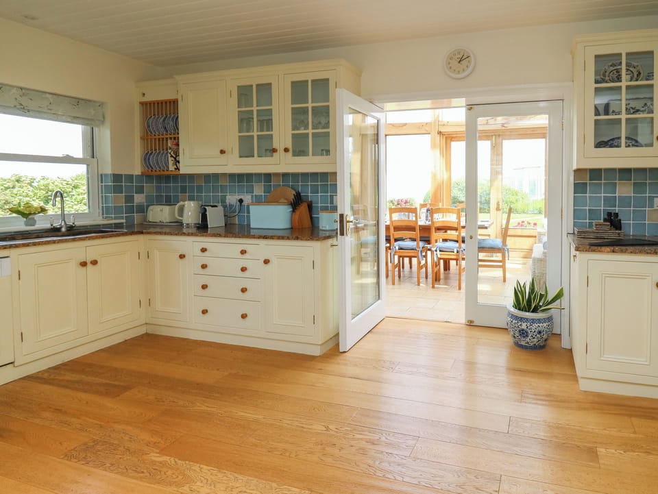 Fridge, dishwasher, cookware/dishes/utensils