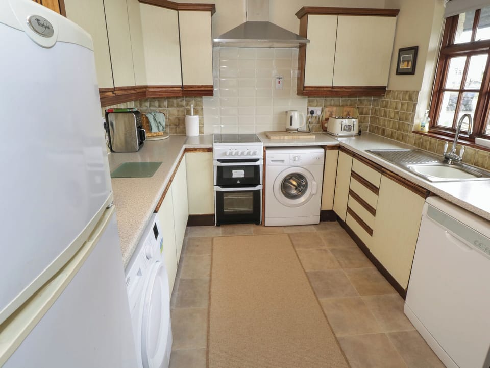 Dishwasher, electric kettle, toaster, cookware/dishes/utensils