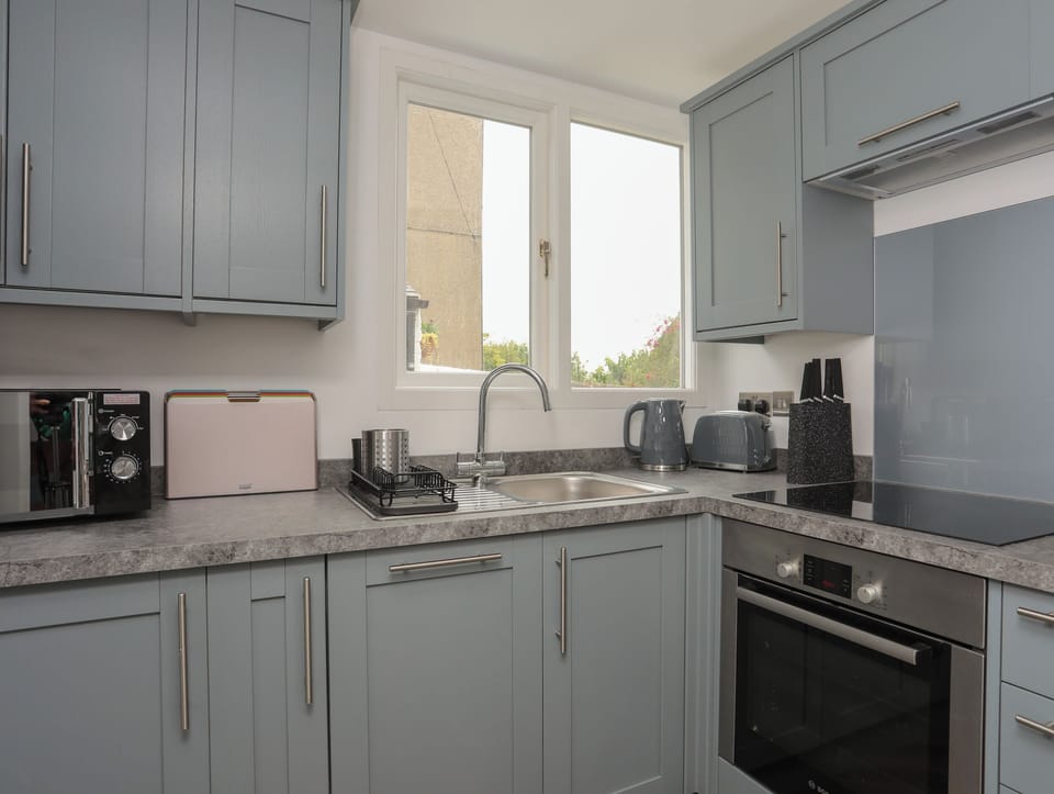 Fridge, dishwasher, cookware/dishes/utensils