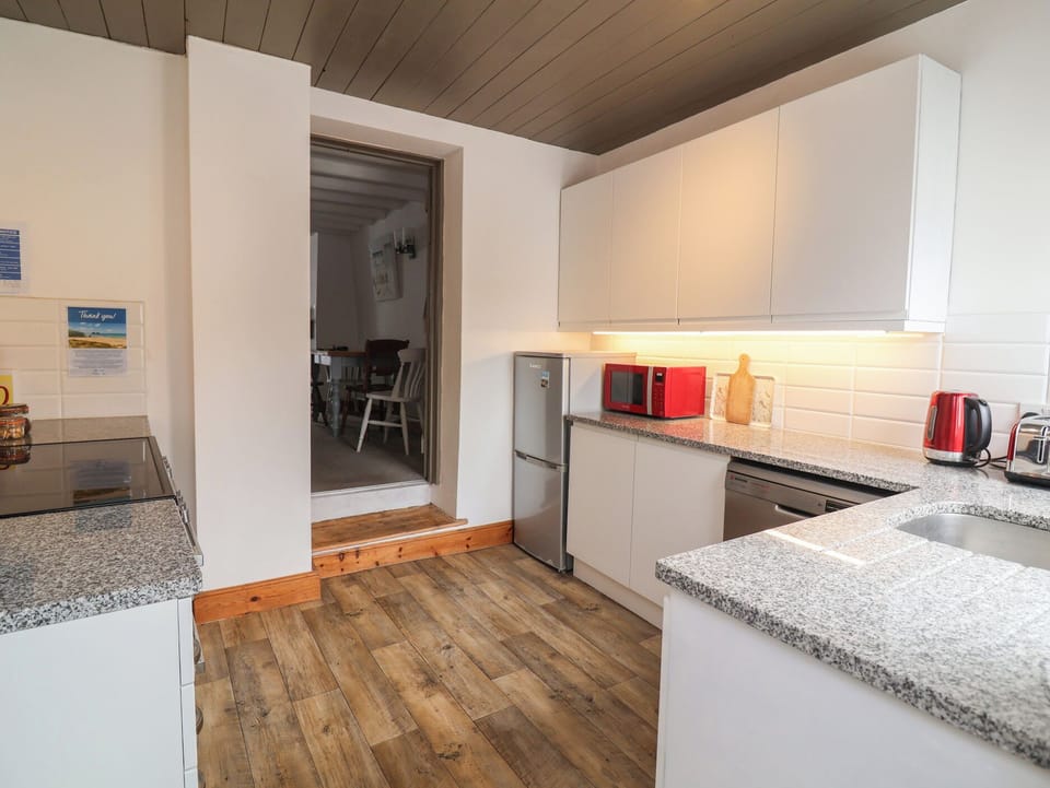 Cottage | Private kitchen | Fridge, dishwasher, electric kettle, toaster